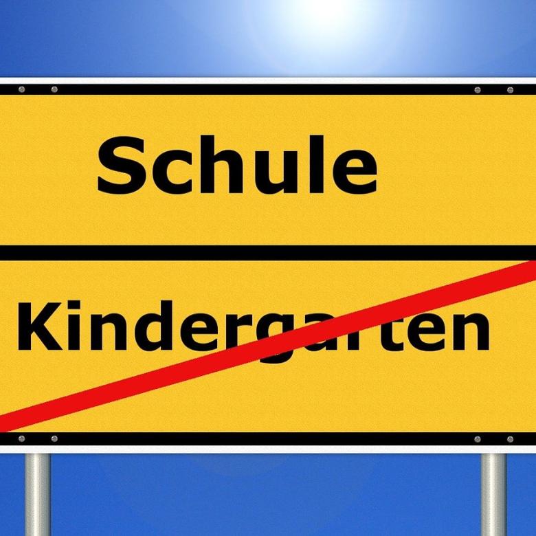 Ortschild: Kindergarten zu Ende, Schule beginnt